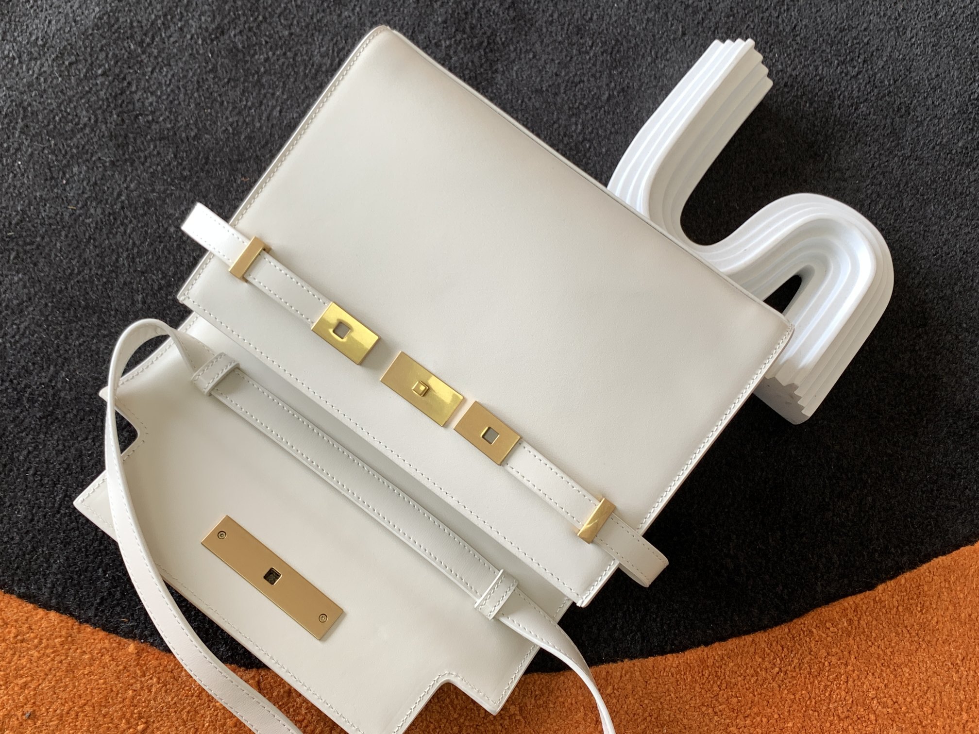 Y51 small manhattan shoulder bag leather white 6756260 24 x 17.5 x 6 cm
