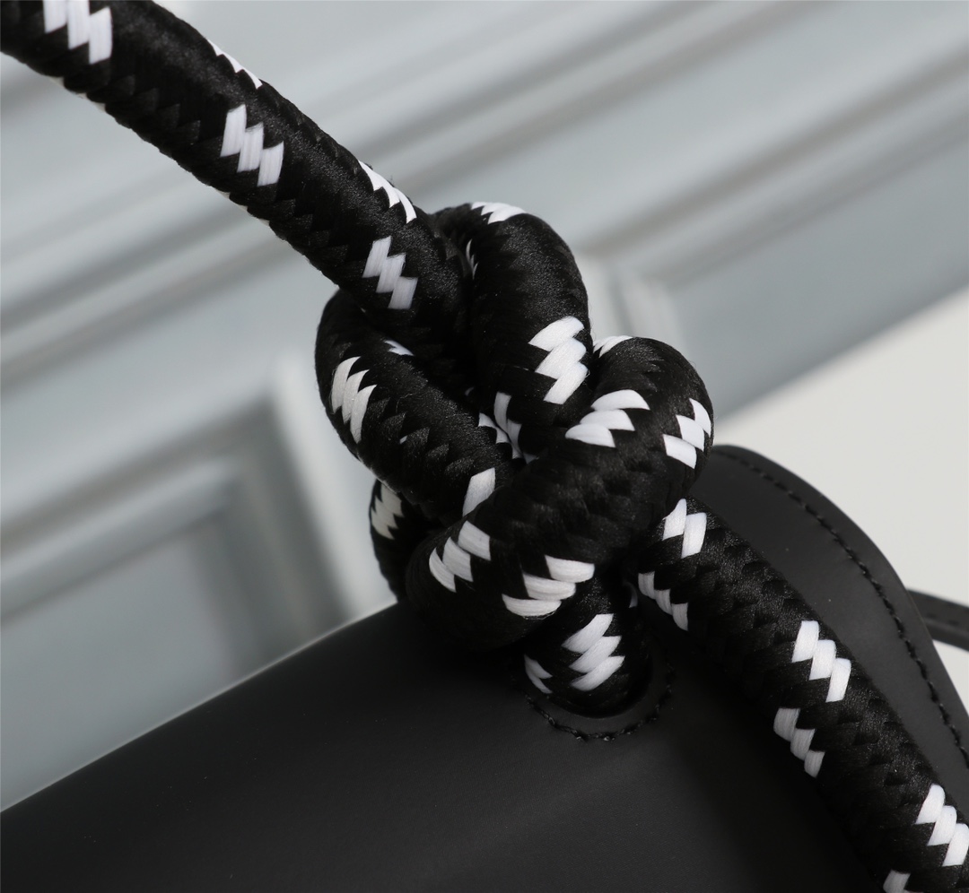 OFF WHITE 1.4 Jitney Gummy Bag Rope Handle Black 14756873 22 × 16 × 7 cm