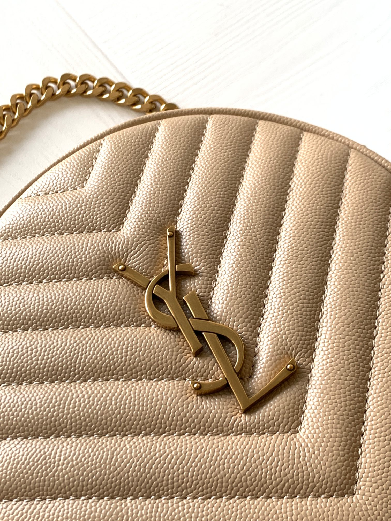 Y51 vinyle round camera bag in chevron-quilted grain de poudre embossed leather beige 6104361 17 x 17 x 5.5 cm