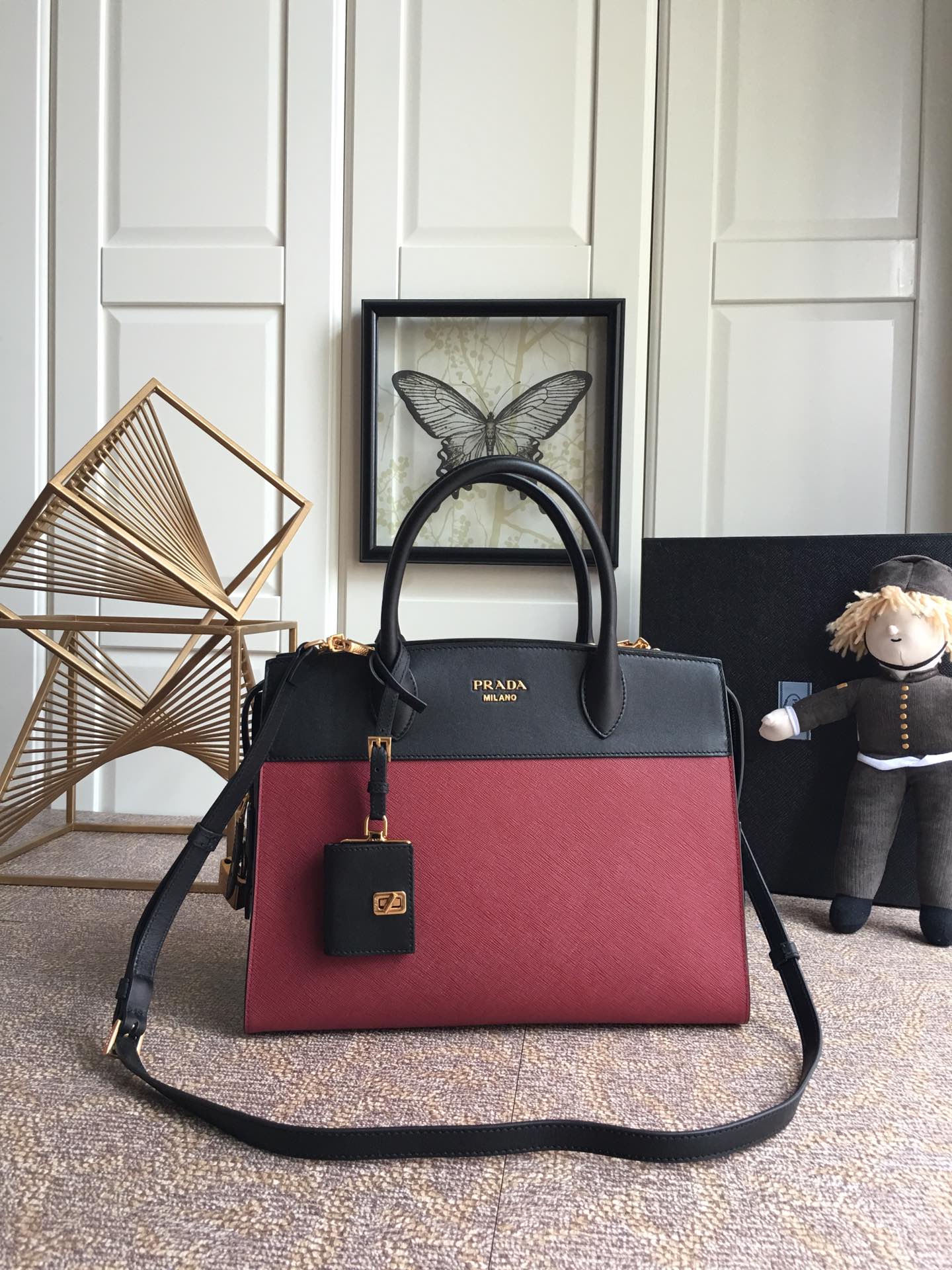 Pra*a medium esplanade bag leather red/black 30 x 22 cm