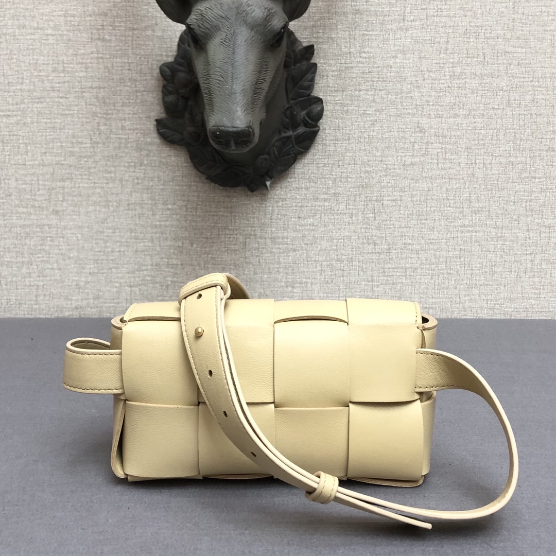 b0tt*ga Ven*ta belt cassette light yellow 639367 17.5 x 9.5 x 5 cm