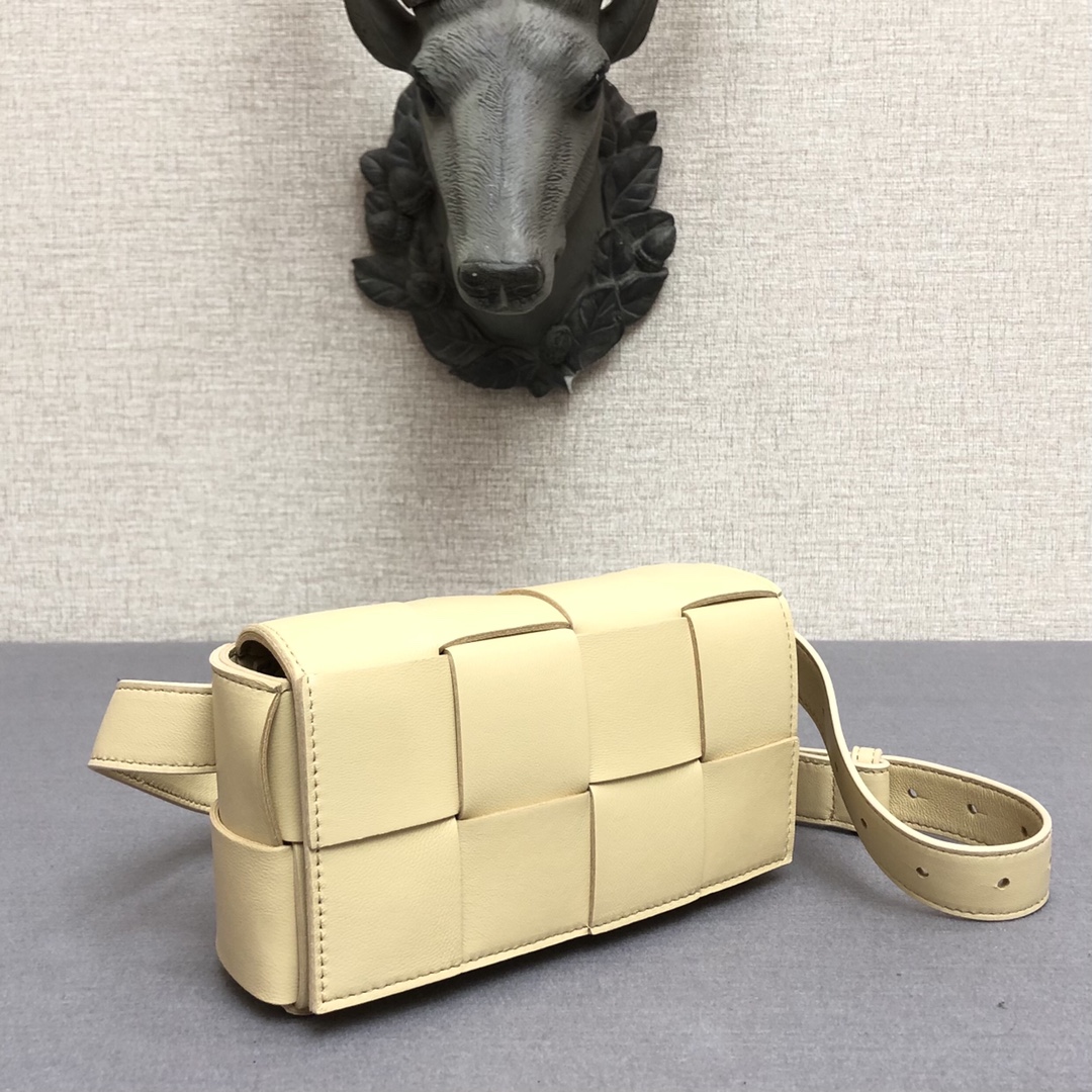 b0tt*ga Ven*ta belt cassette light yellow 639367 17.5 x 9.5 x 5 cm