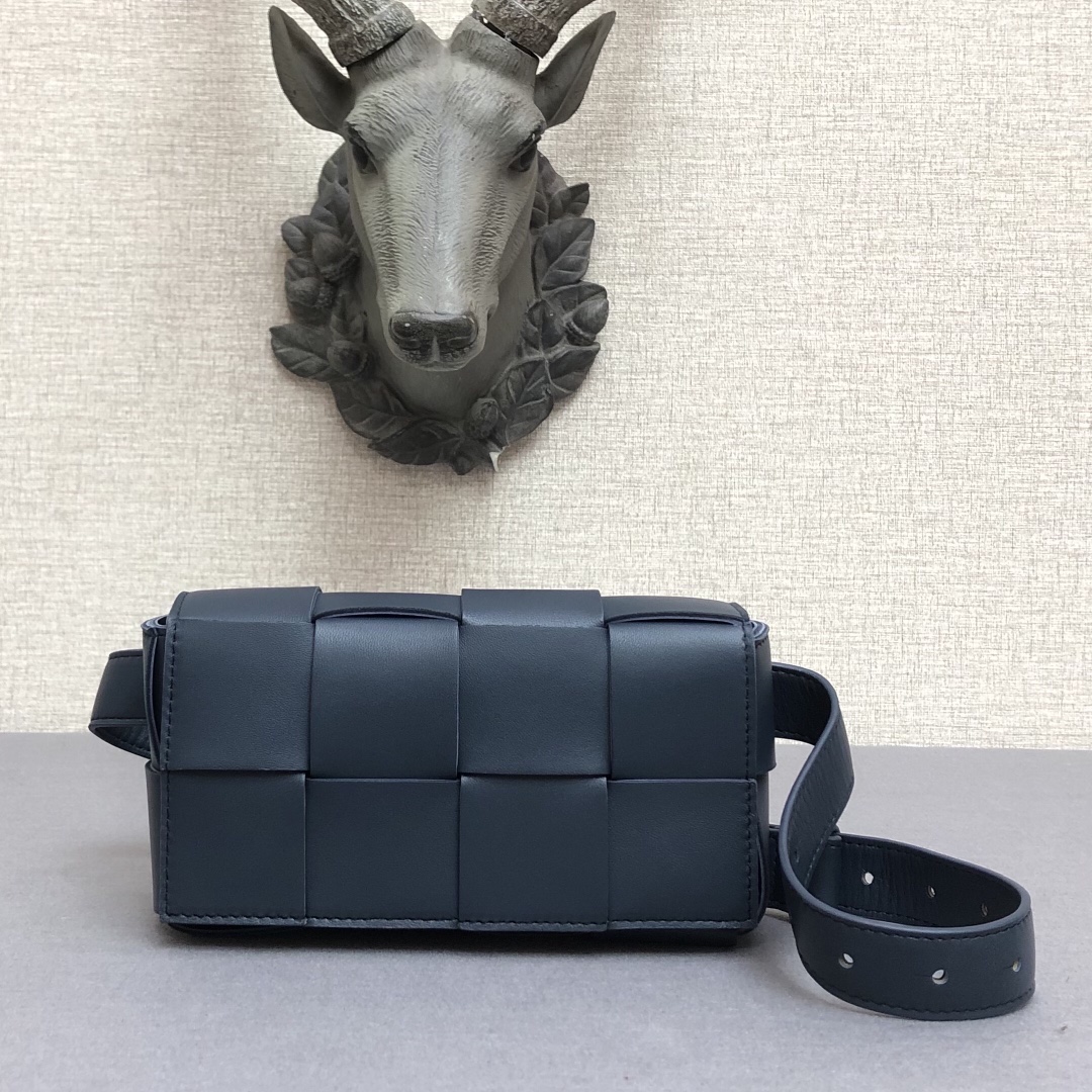 b0tt*ga Ven*ta belt cassette navy 639367 17.5 x 9.5 x 5 cm