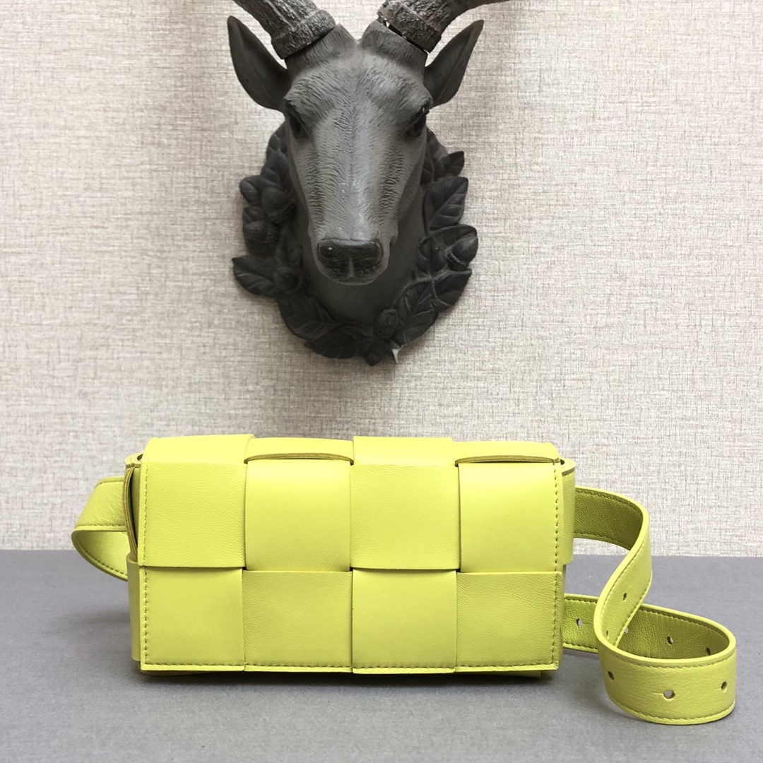 b0tt*ga Ven*ta belt cassette neon yellow 639367 17.5 x 9.5 x 5 cm
