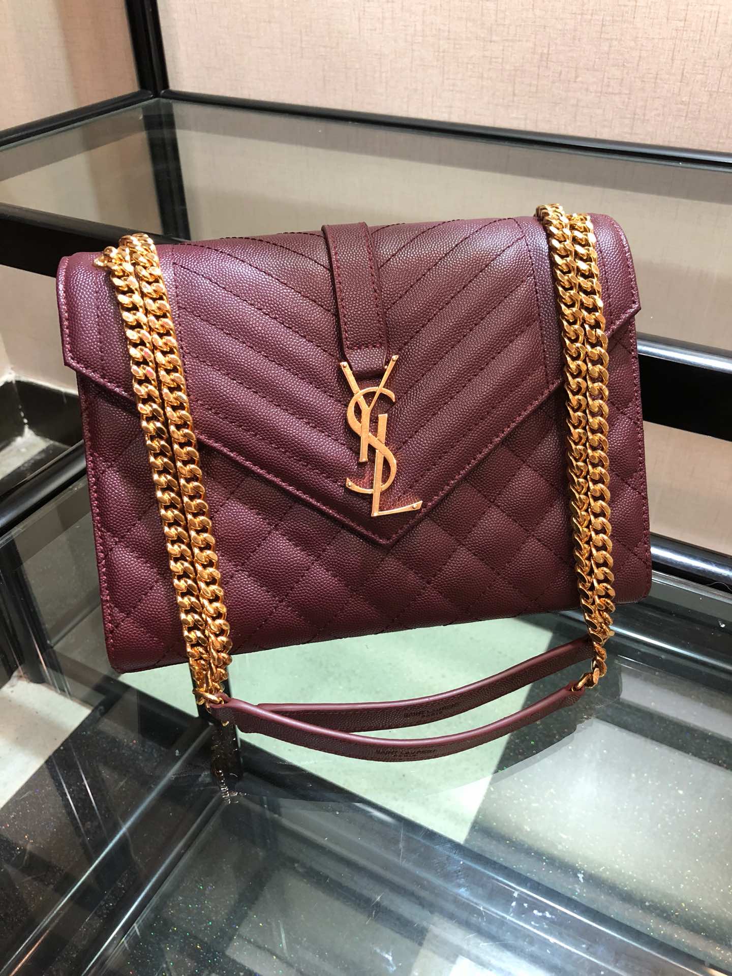 Y51 envelope medium bag in grained leather burgundy 600185 24 x 7.5 x 18 cm