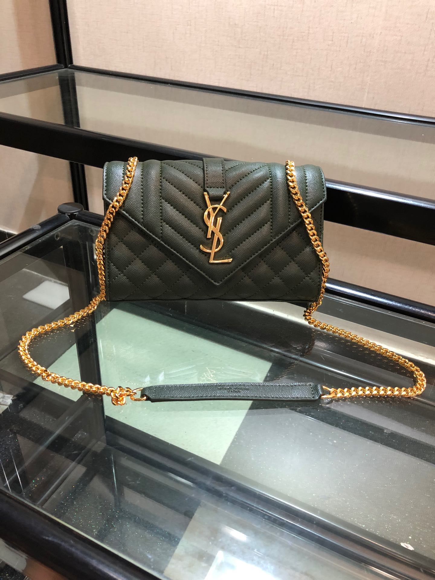 Y51 envelope small bag in grained leather green 600195 21 x 13 x 6 cm