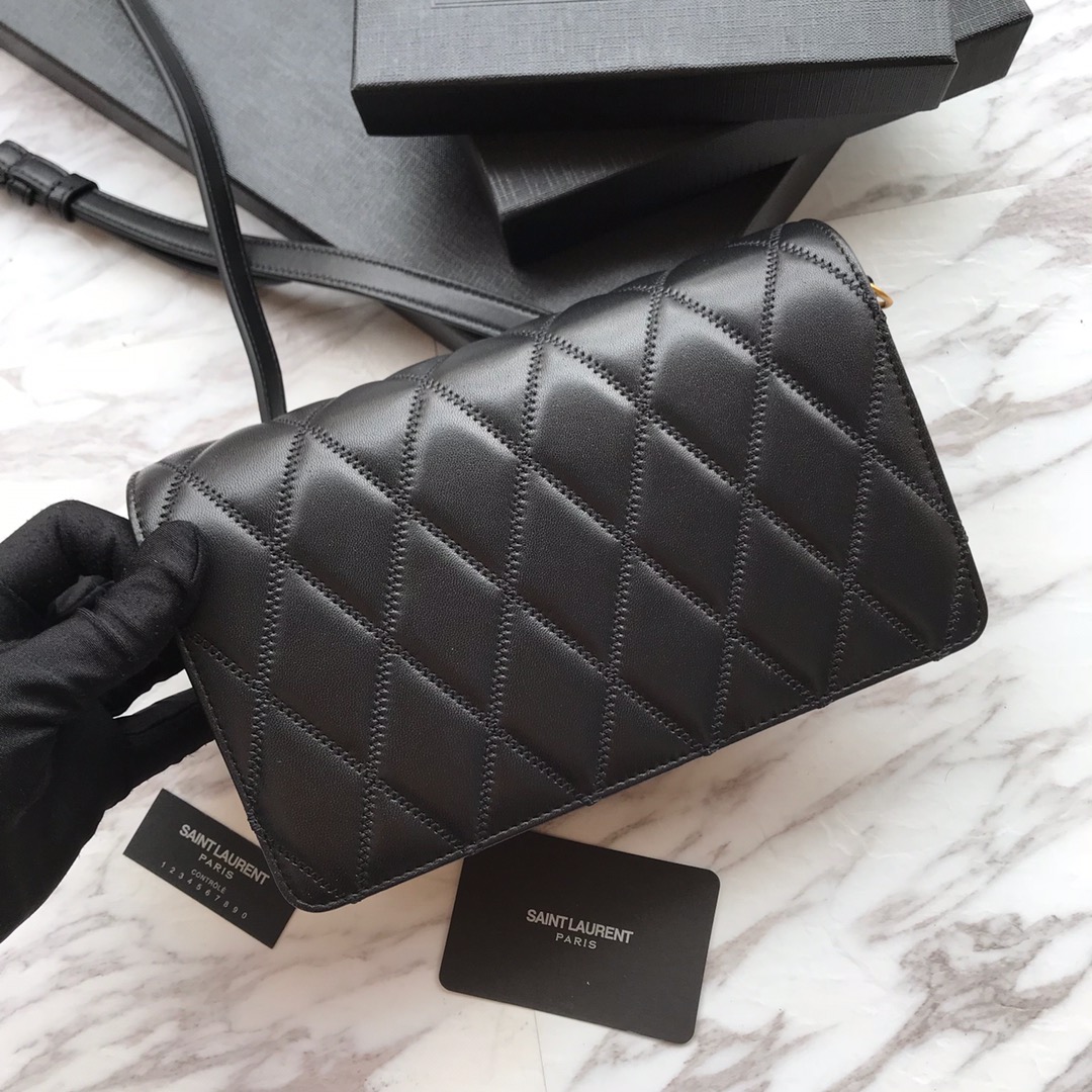 Y51 ladies angie chain bag in quilted lambskin black 568906 22 x 13 x 5.5 cm