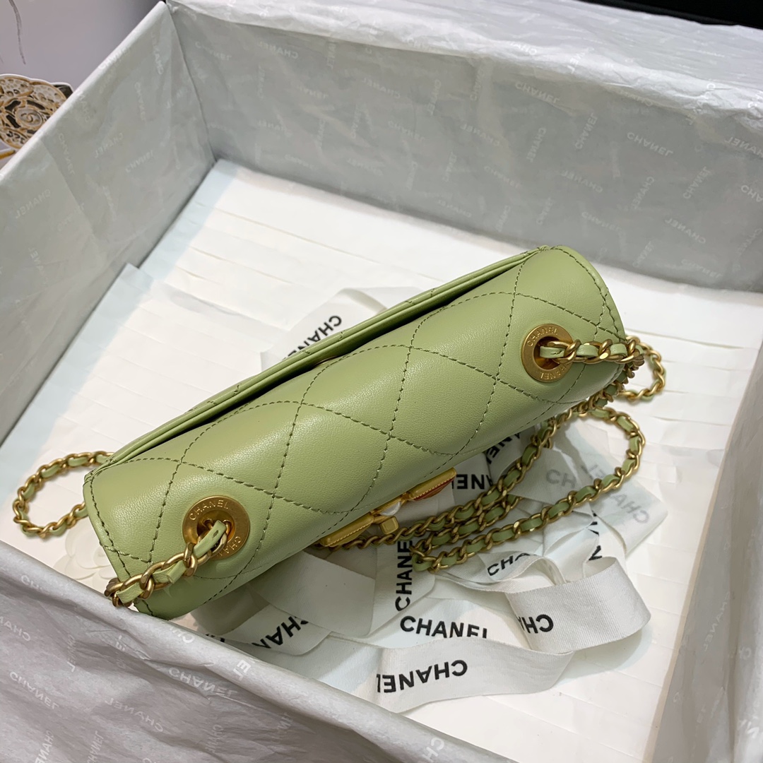 Ch**el calfskin crystal pearls flap bag mint as2259 18 x 12 x 7 cm