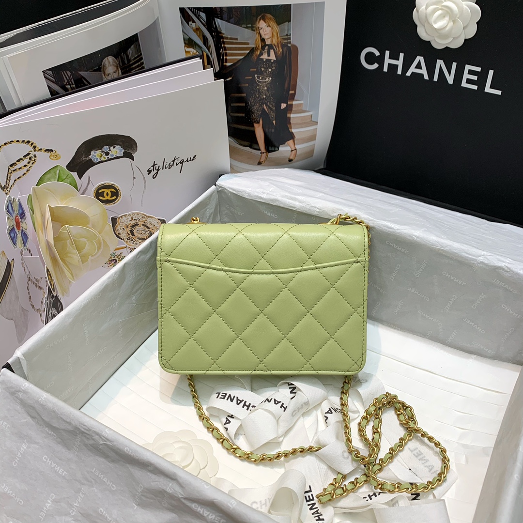 Ch**el calfskin crystal pearls flap bag mint as2259 18 x 12 x 7 cm