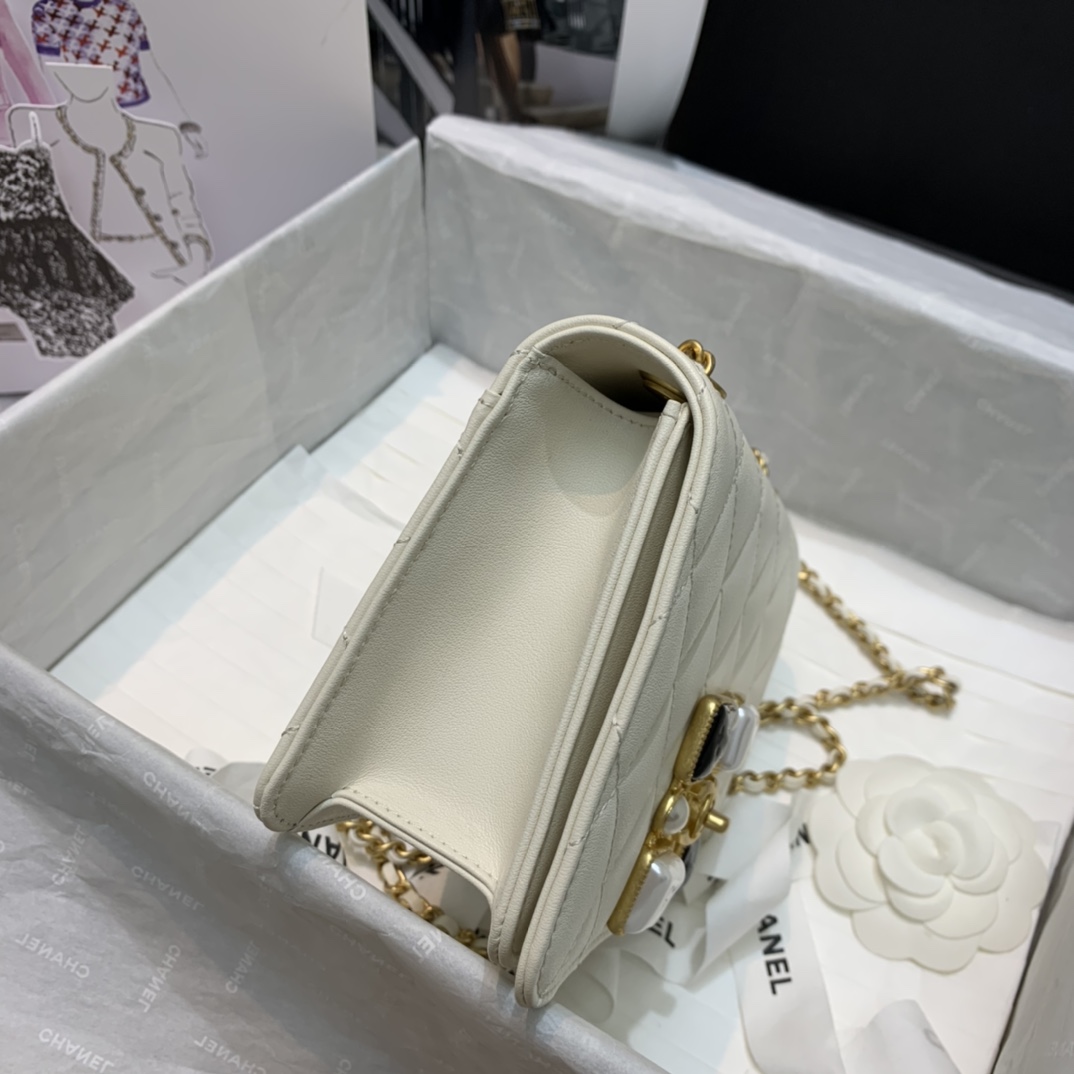 Ch**el calfskin crystal pearls flap bag white as2259 18 x 12 x 7 cm