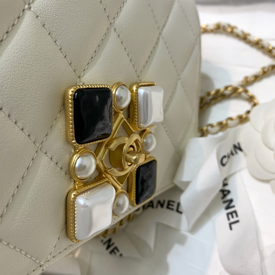 Ch**el calfskin crystal pearls flap bag white as2259 18 x 12 x 7 cm