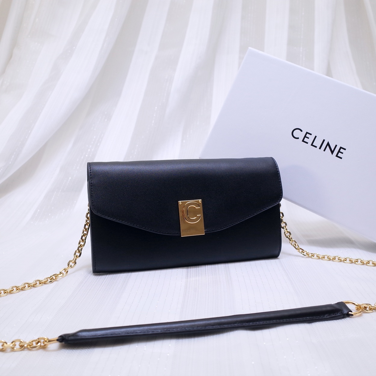 Ce1i*e c wallet on chain in leather black 19 x 9 cm