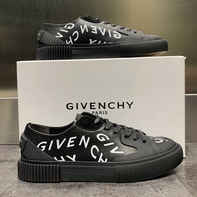 Va1e*ntin0 shoes 01