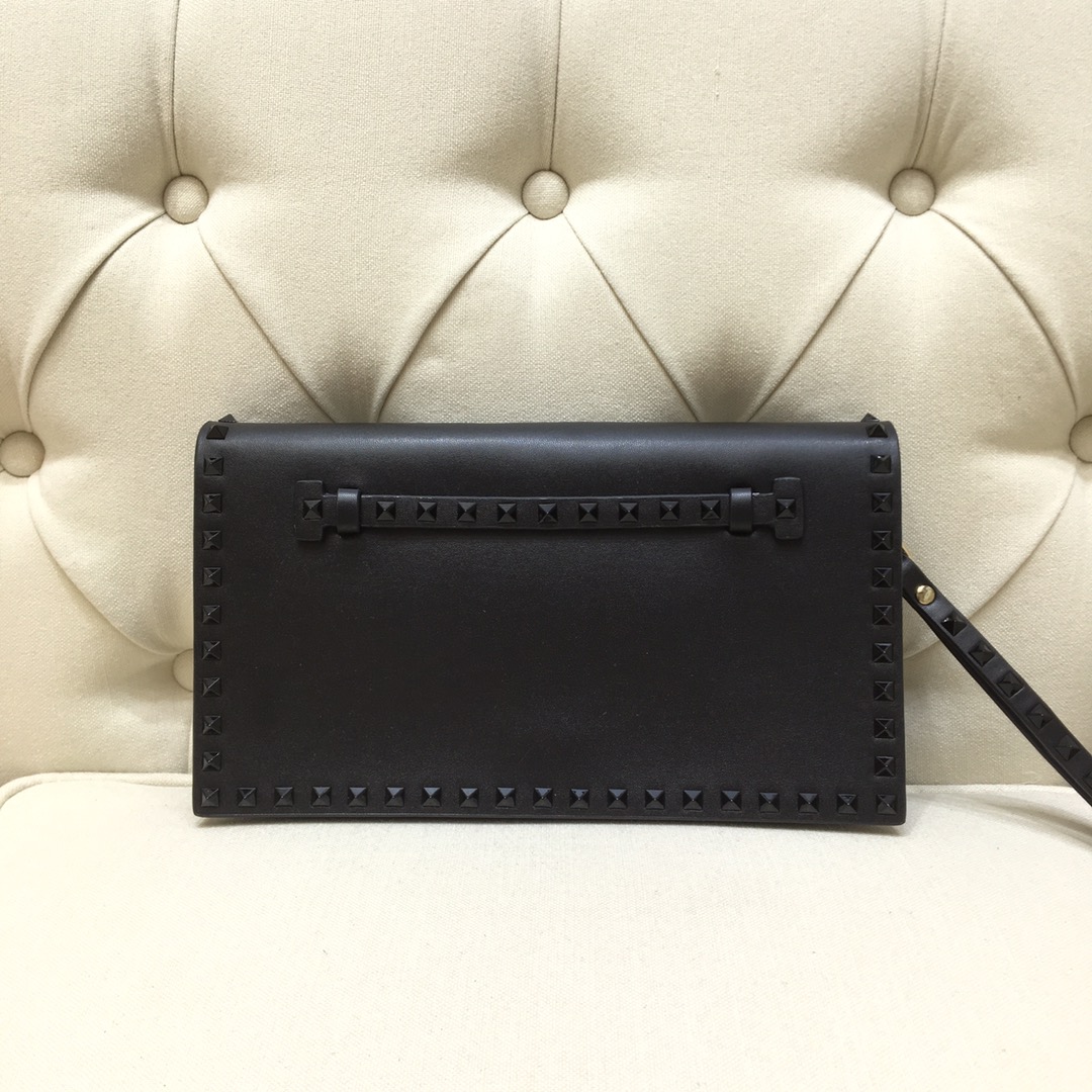 Va1e*ntin0 garavani rockstud clutch with hand holder black metal 28 cm