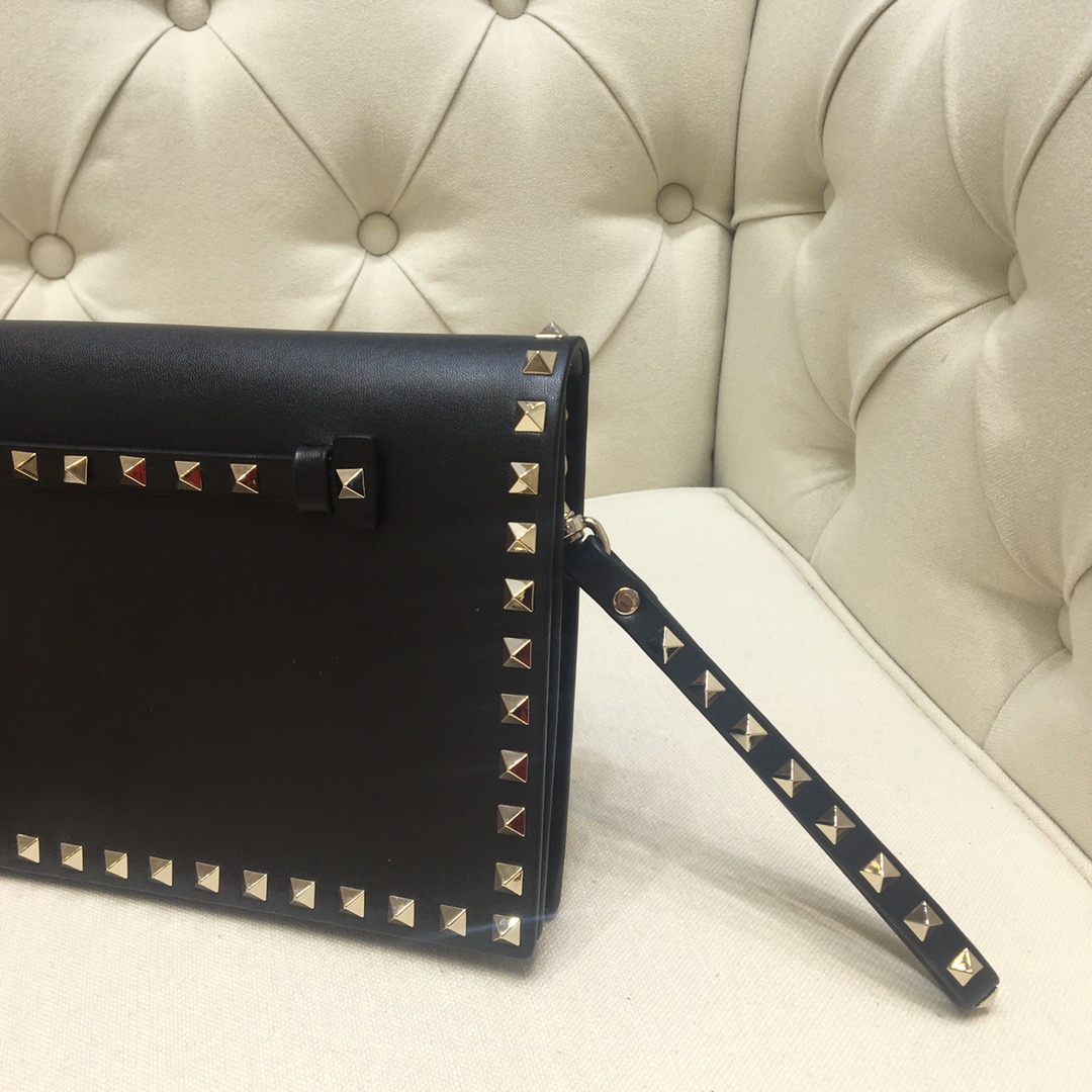 Va1e*ntin0 garavani rockstud clutch with hand holder black 28 cm
