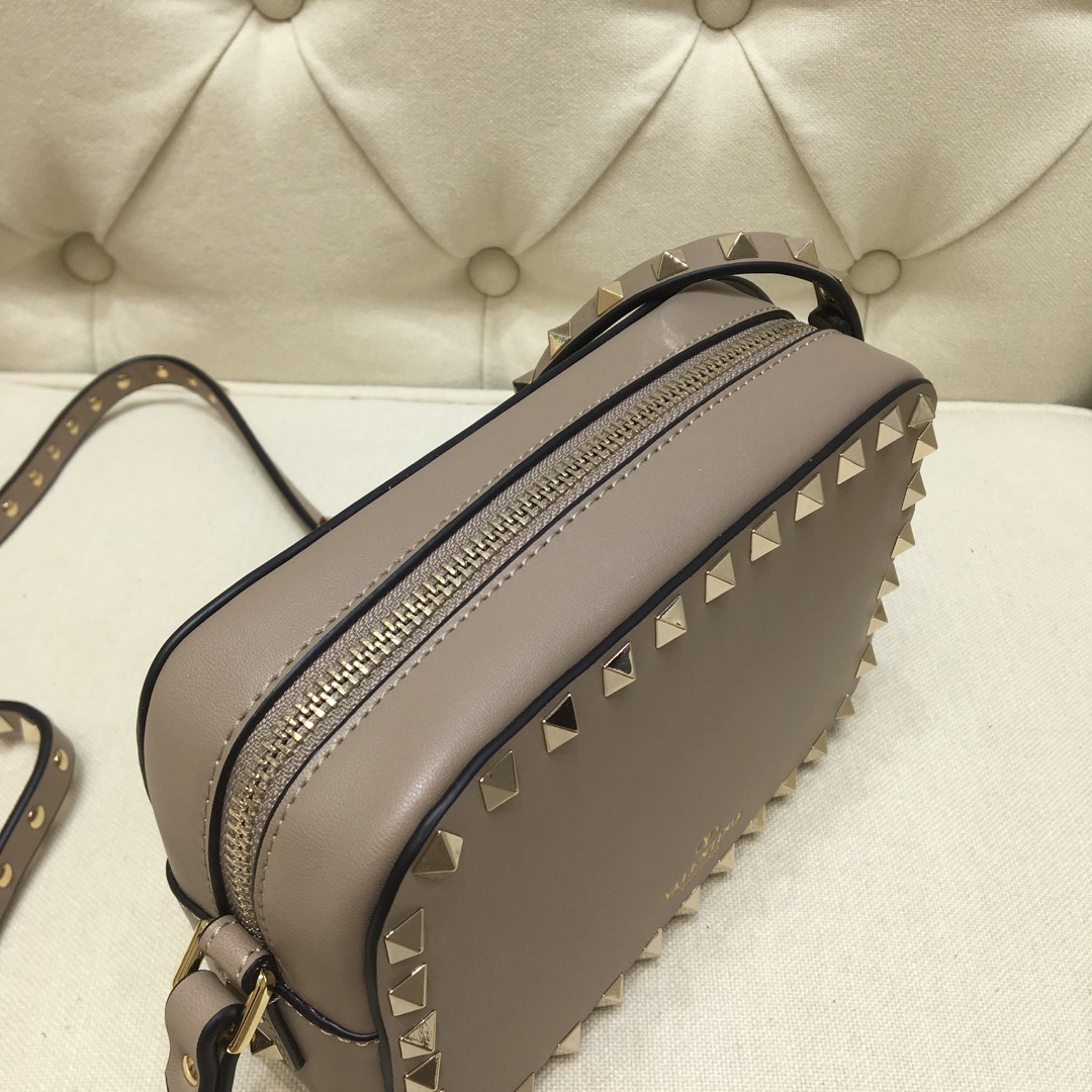 Va1e*ntin0 small rockstud grainy leather crossobody bag beige vw2b0809 18 x 6 x 12 cm