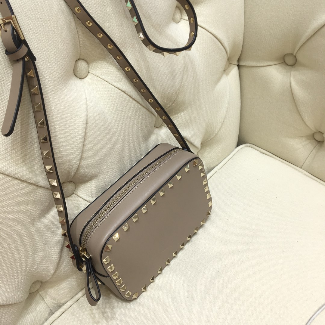 Va1e*ntin0 small rockstud grainy leather crossobody bag beige vw2b0809 18 x 6 x 12 cm