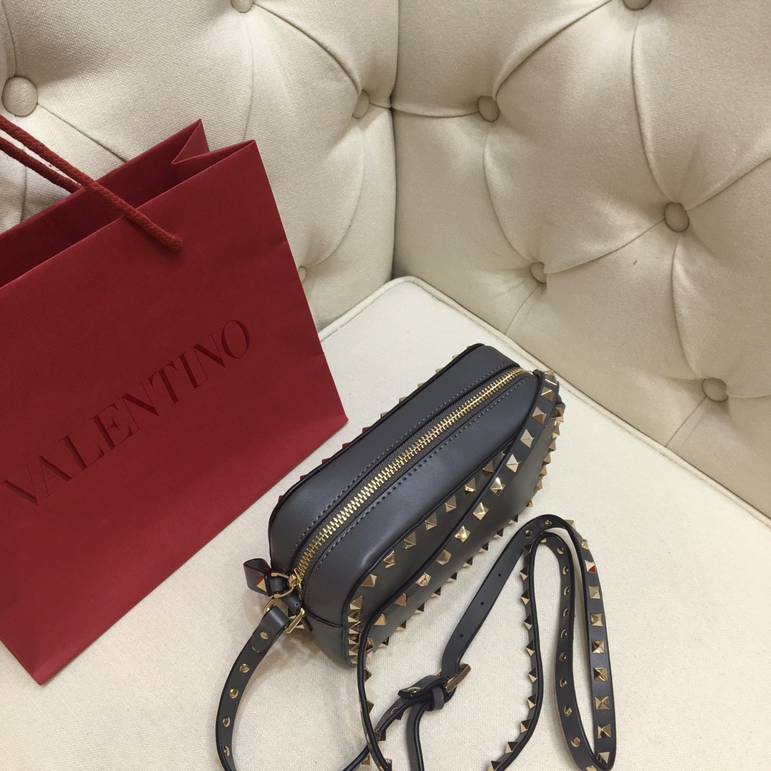 Va1e*ntin0 small rockstud grainy leather crossobody bag gray vw2b0809 18 x 6 x 12 cm