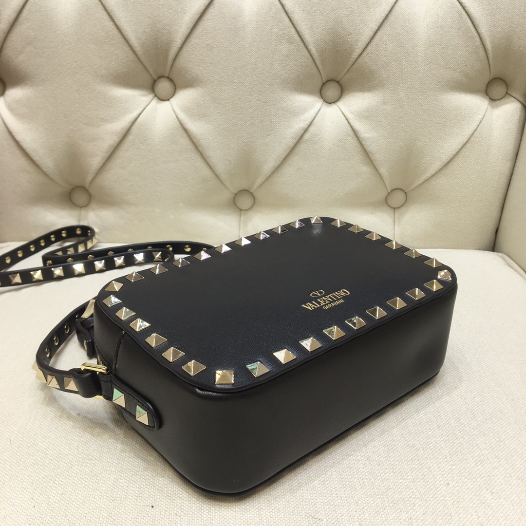 Va1e*ntin0 small rockstud grainy leather crossobody bag gold metal vw2b0809 18 x 6 x 12 cm