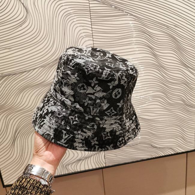l0vis Vvtt0n round hat