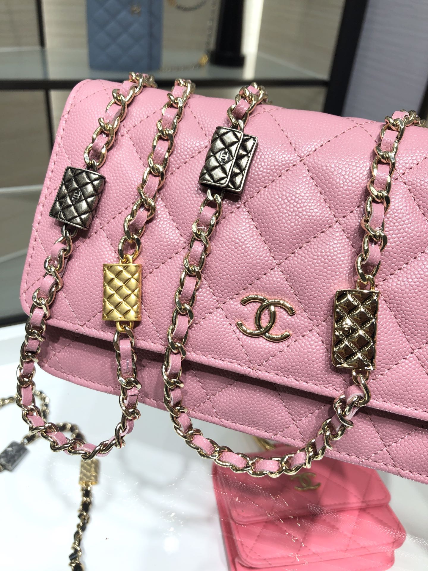 Ch**el wallet on chain pink ap2400 19 cm