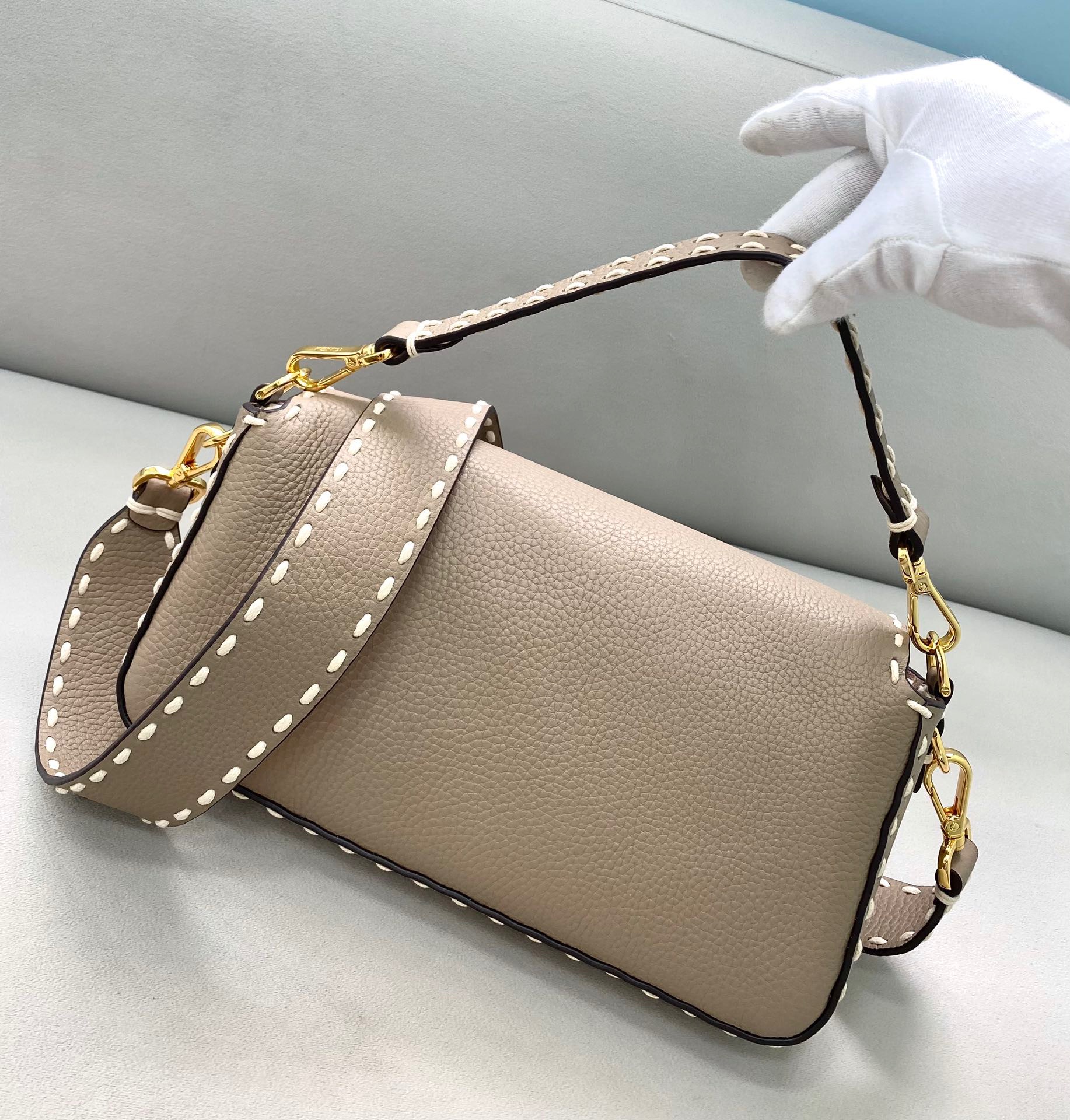 F**di baguette gray full grain leather 8br600ah95f 27 x 15 x 6 cm