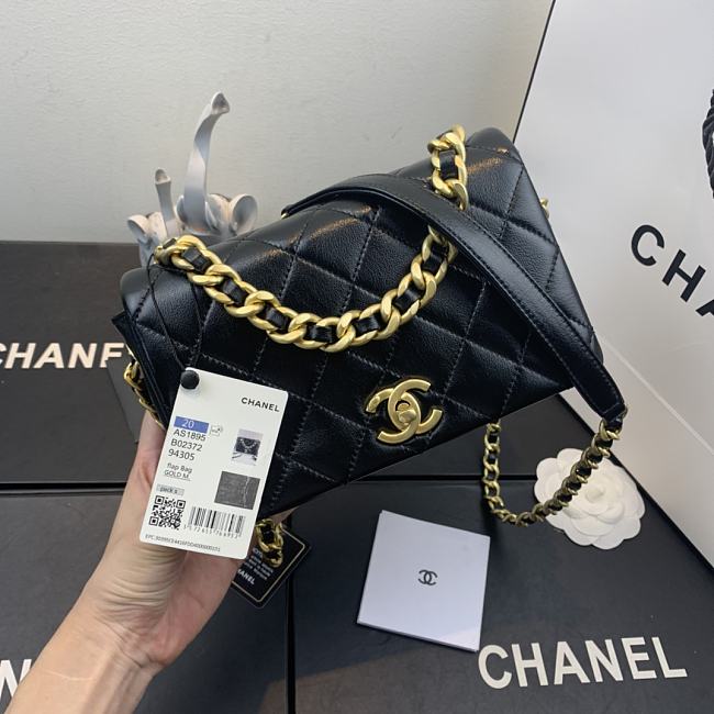 Ch**el shiny quilted lambskin flap bag black as1895 20 x 13 x 7 cm