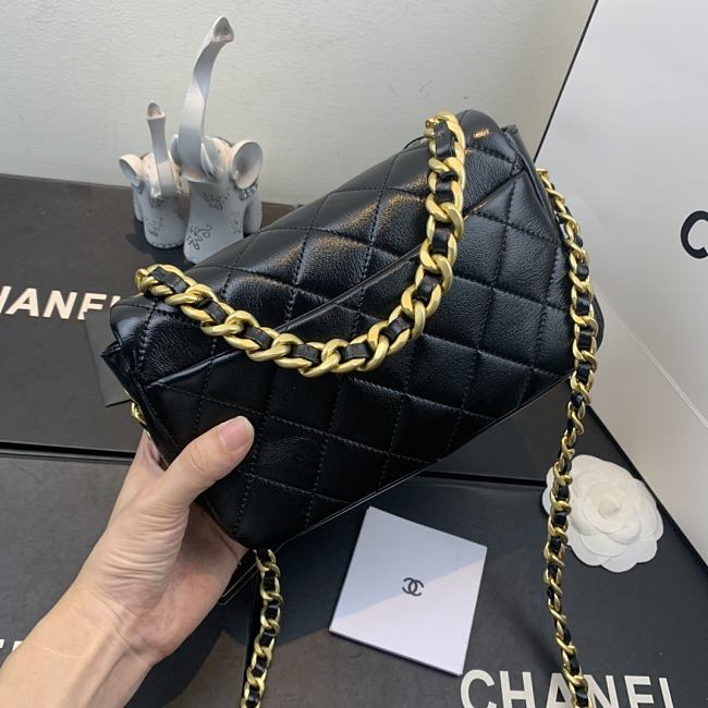 Ch**el shiny quilted lambskin flap bag black as1895 20 x 13 x 7 cm