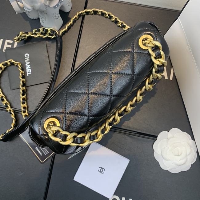 Ch**el shiny quilted lambskin flap bag black as1895 20 x 13 x 7 cm