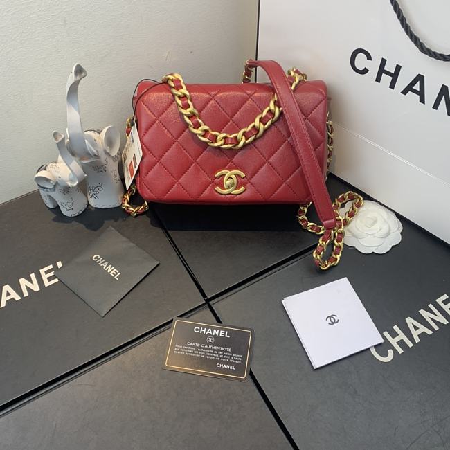 Ch**el shiny quilted lambskin flap bag red as1895 20 x 13 x 7 cm
