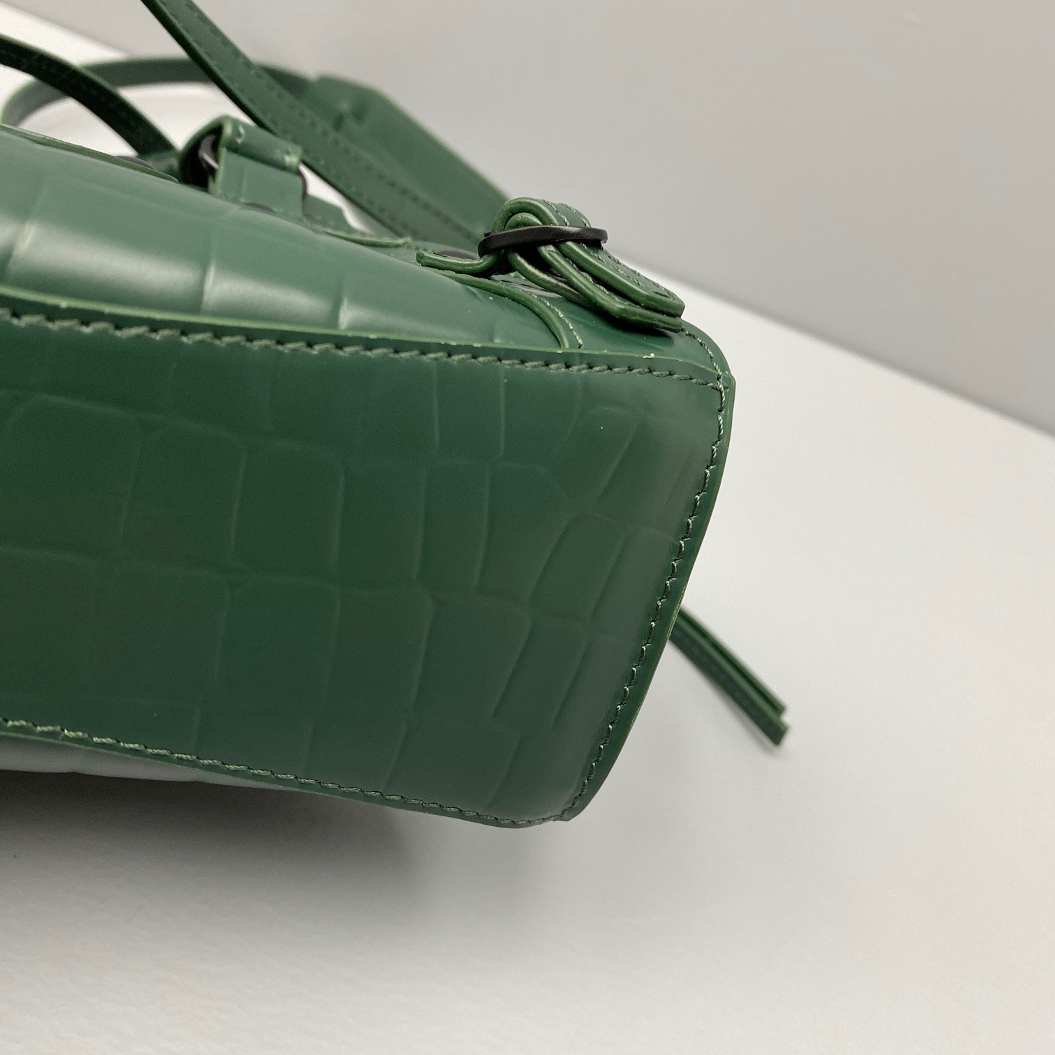 Ba1en*iaga mini neo classic top handle bag crocodile leather green 63852415v67 22 x 14 x 11 cm