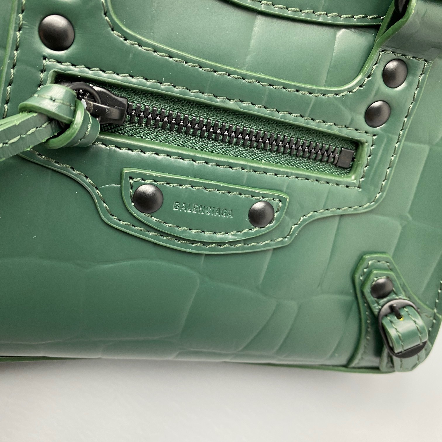 Ba1en*iaga mini neo classic top handle bag crocodile leather green 63852415v67 22 x 14 x 11 cm