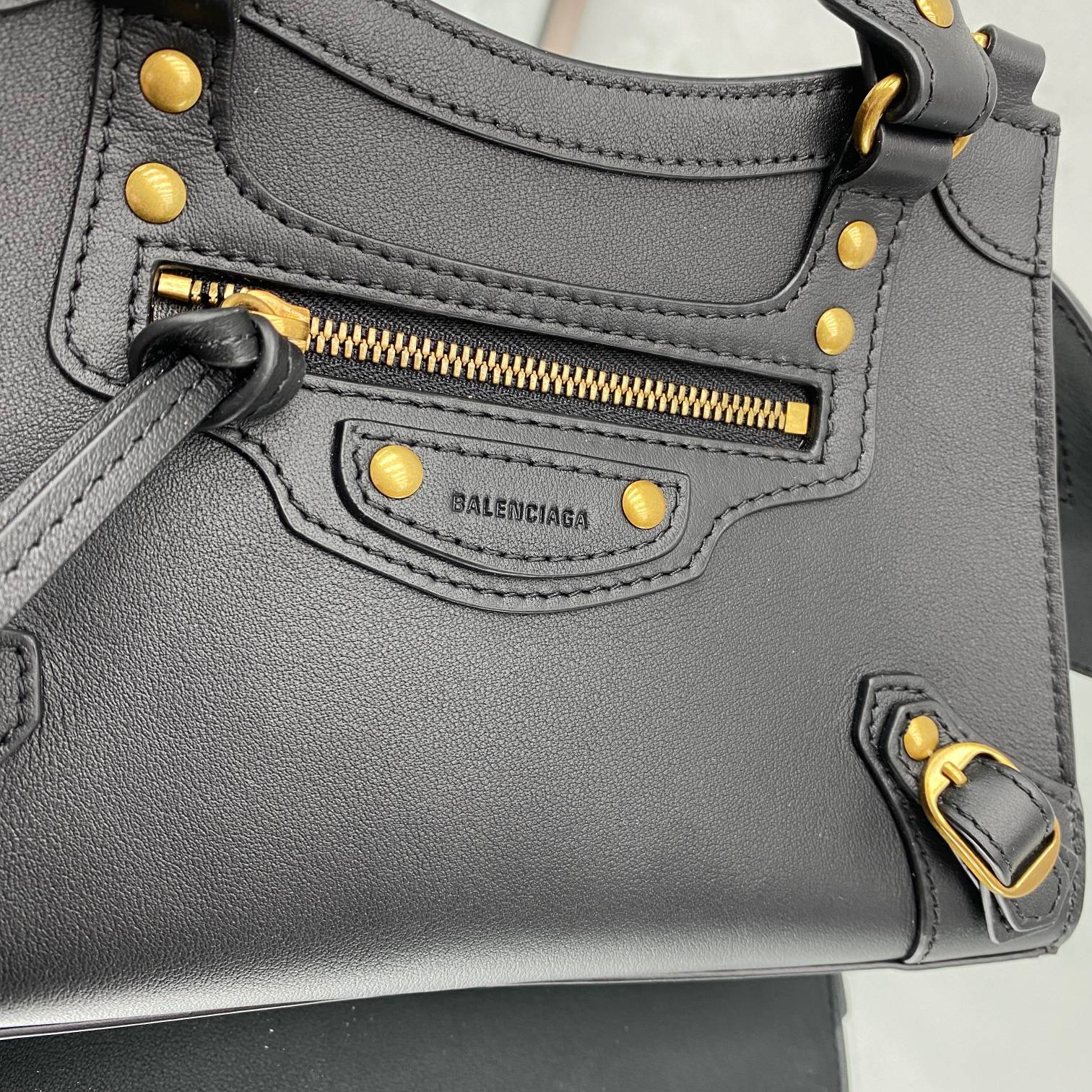 Ba1en*iaga small neo classic top handle bag black 63852111r57 33 x 21 x 16 cm
