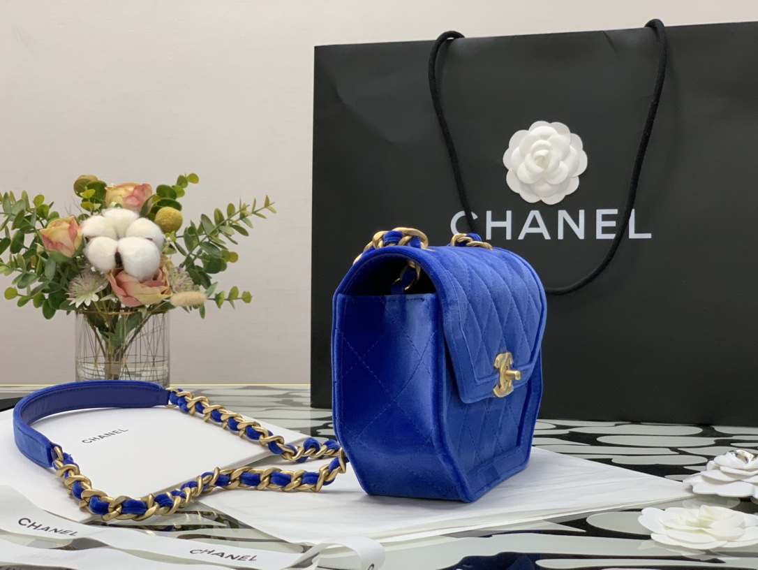 Ch**el mini flap bag velvet & gold-tone metal blue as2597 19 x 15 x 6 cm