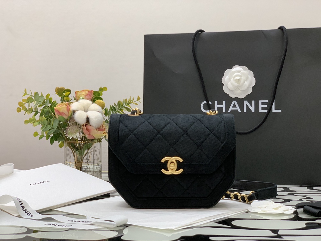 Ch**el mini flap bag velvet & gold-tone metal black as2597 19 x 15 x 6 cm