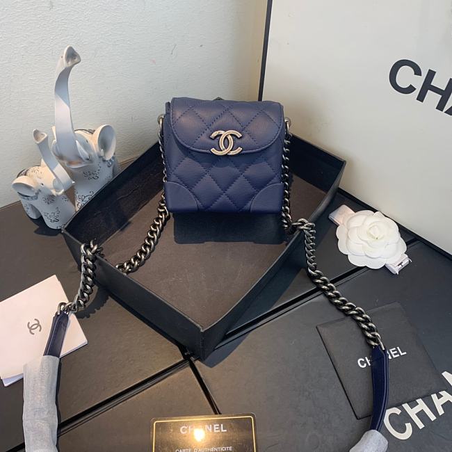 Ch**el mini quilted leather crossbody bag blue as1169 19 x 12 x 9 cm