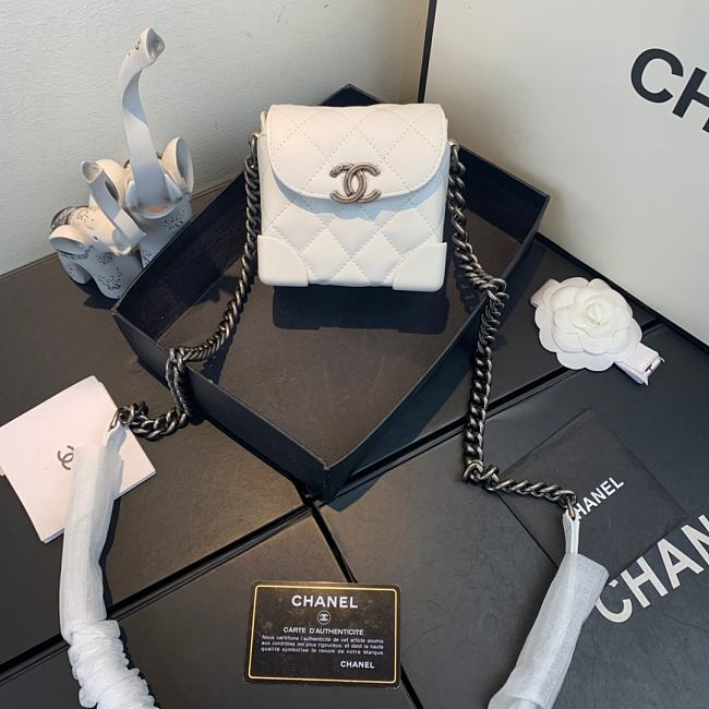 Ch**el mini quilted leather crossbody bag white as1169 19 x 12 x 9 cm