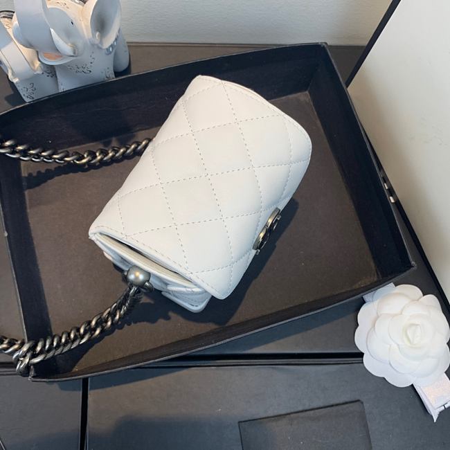 Ch**el mini quilted leather crossbody bag white as1169 19 x 12 x 9 cm