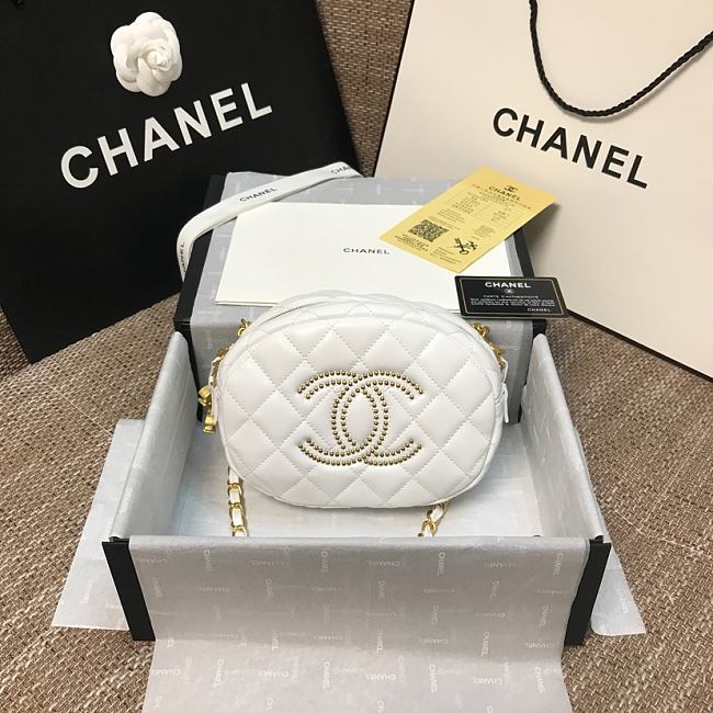 Ch**el lambskin studded logo camera case white as1511 13 x 20 x 5 cm