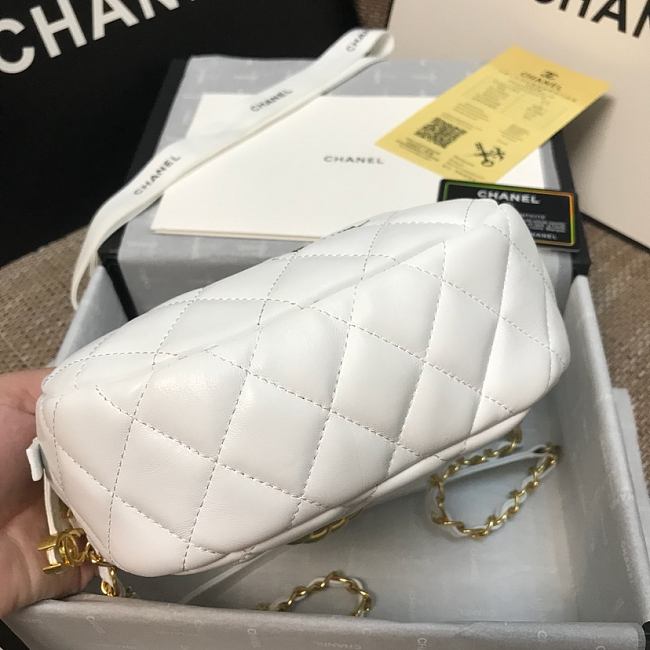Ch**el lambskin studded logo camera case white as1511 13 x 20 x 5 cm