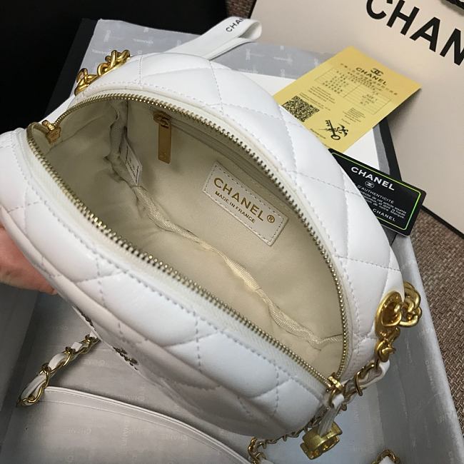 Ch**el lambskin studded logo camera case white as1511 13 x 20 x 5 cm