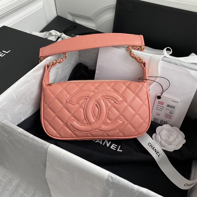 Ch**el grained leather hobo bag peach b01960 25 x 14 x 5 cm