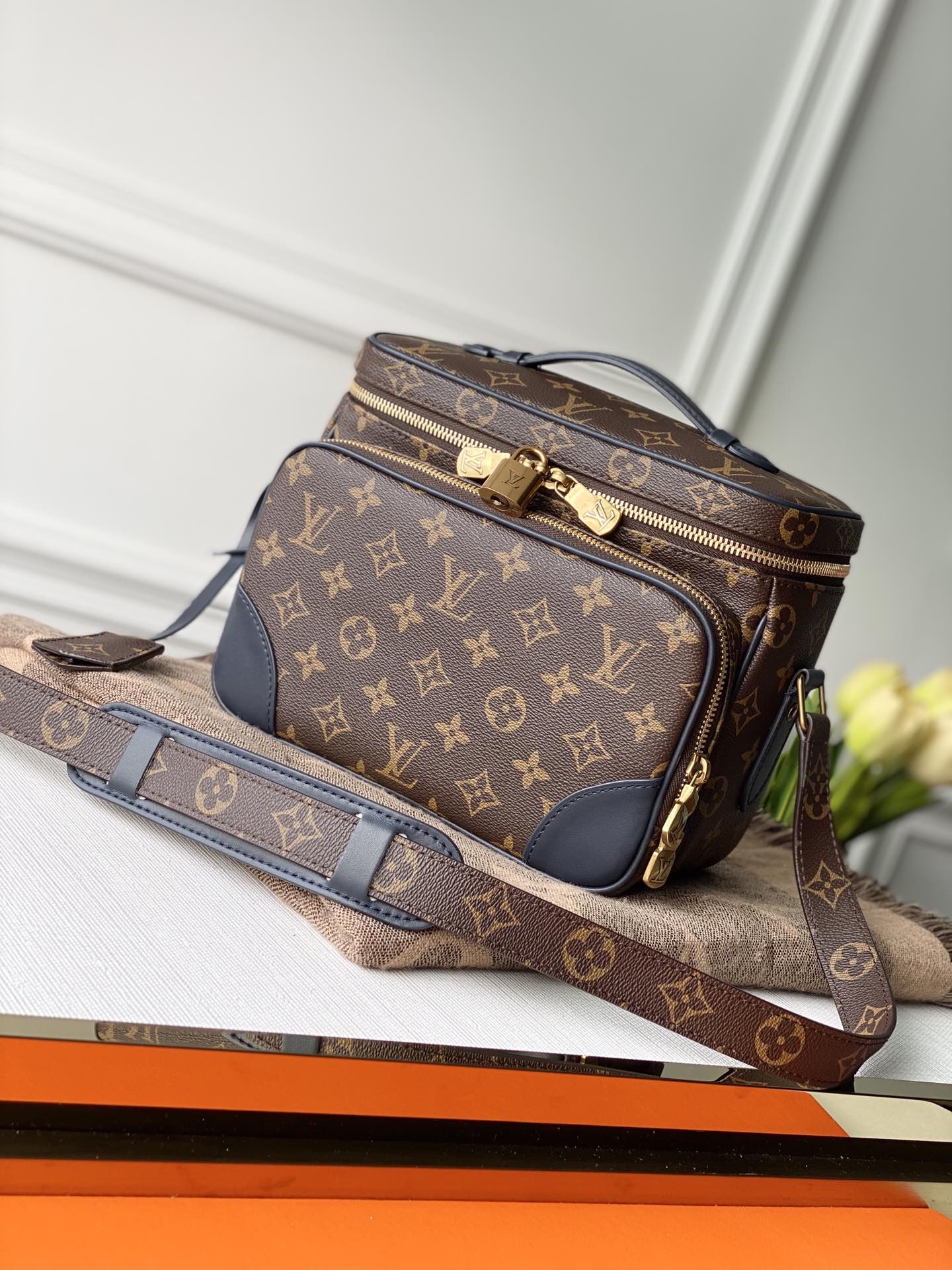 l0vis Vvtt0n camera bag monogram canvas black m44937 22.5 x 19 x 13.5 cm