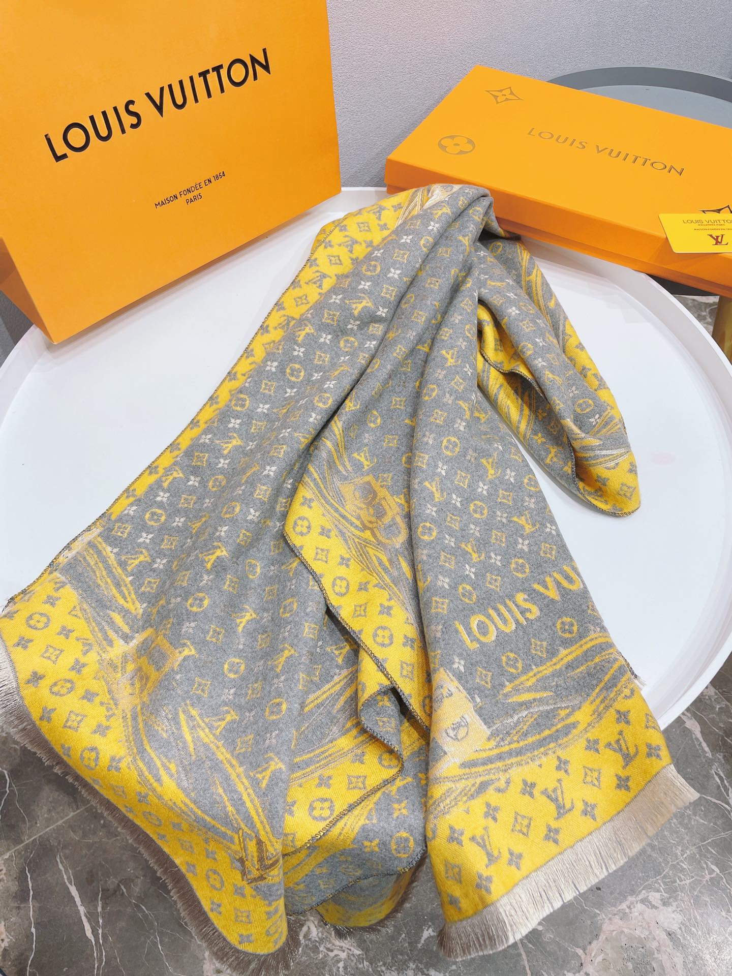 l0vis Vvtt0n scarf 05
