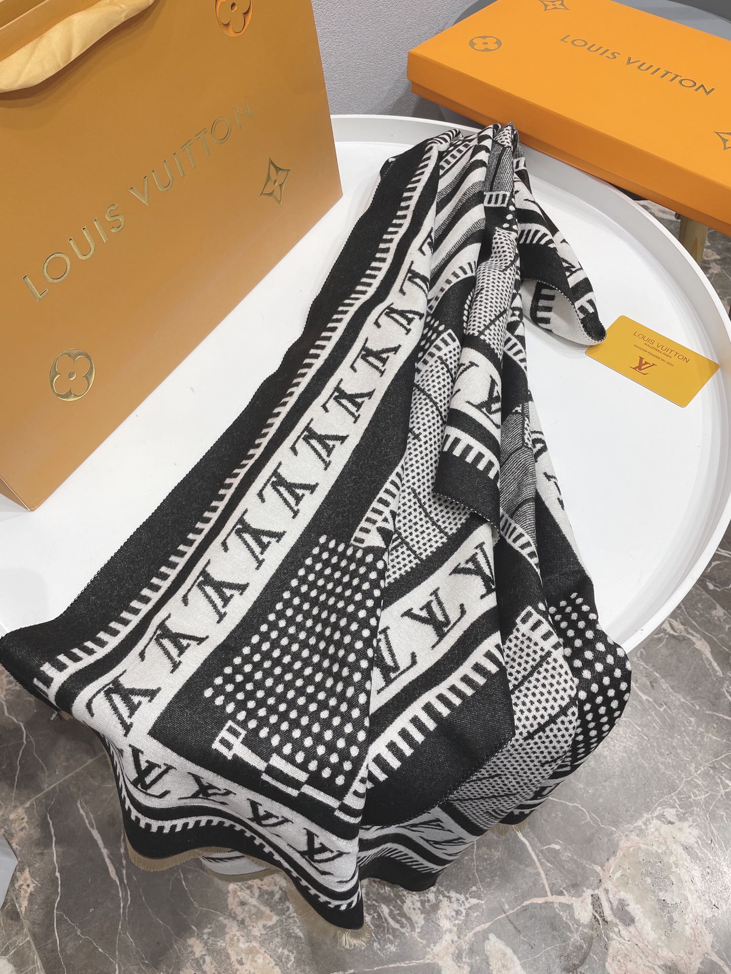 l0vis Vvtt0n scarf 07