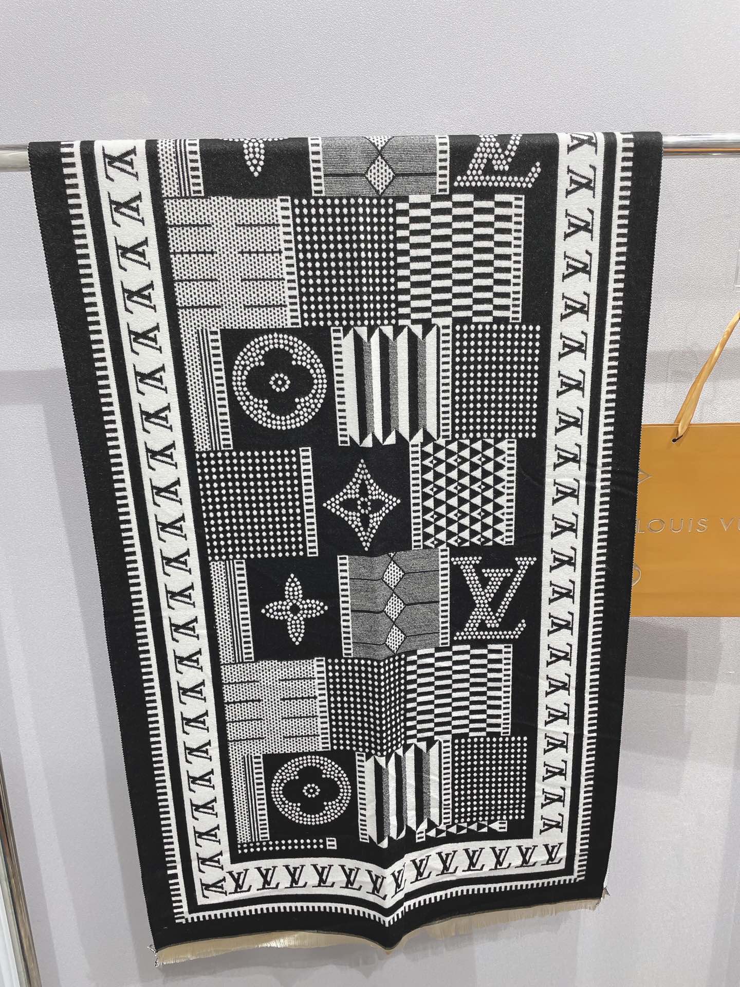 l0vis Vvtt0n scarf 07