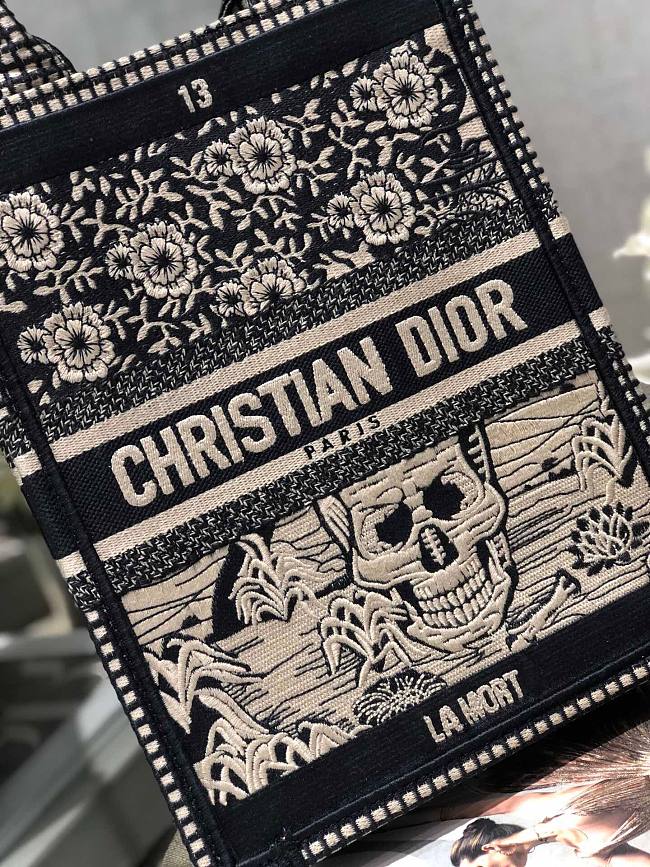 D10r vertical book tote embroidery 01 20 x 26 x 10 cm