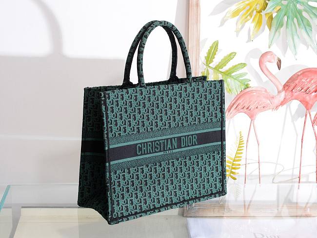 D10r book tote green oblique embroidery 41cm