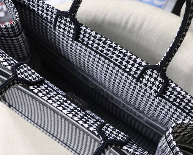 D10r book tote black and white houndstooth embroidery 41cm