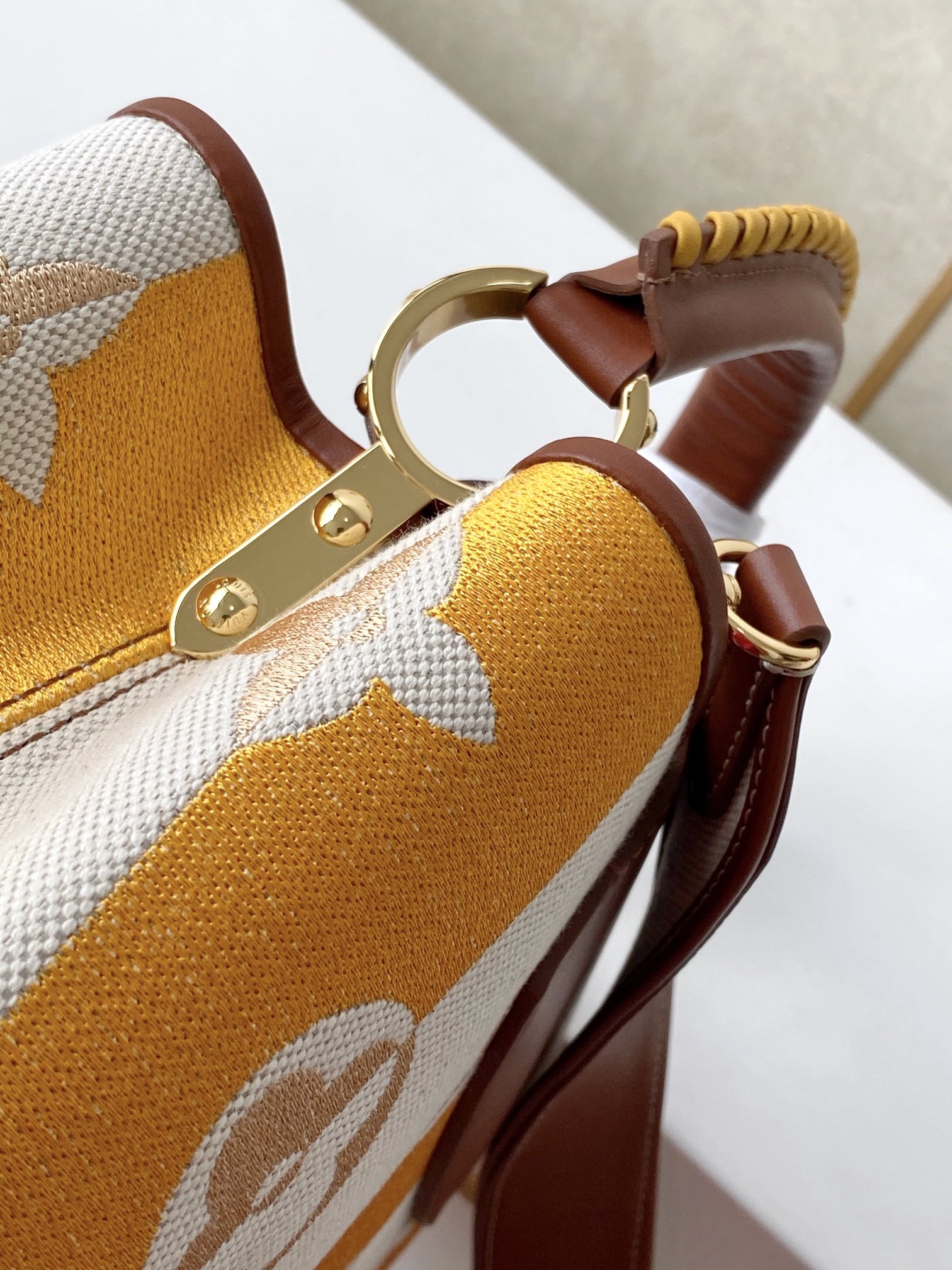 l0vis Vvtt0n capucines mm two-color braided yellow 31.5 × 20 × 11 cm